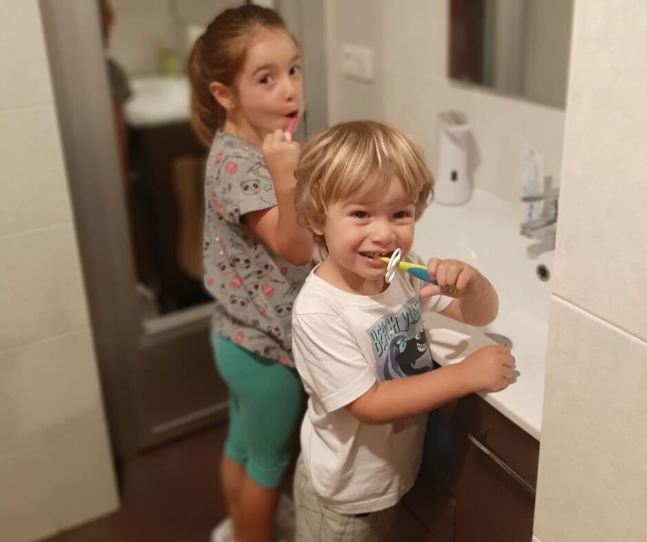 Enseñar a los niños a cuidar sus dientes